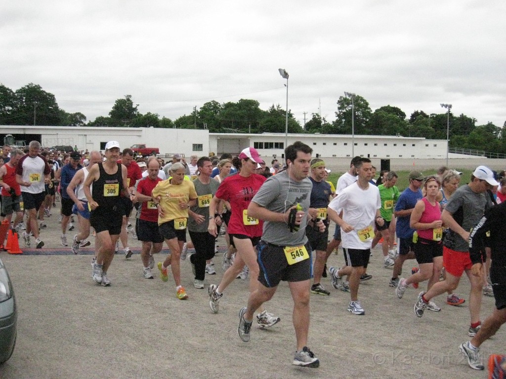 Solstice Run 2011 10M 013.JPG - The 2011 Solstice 10 Mile race in Northville Michigan. Once around the horse race track then through the neighbourhoods. Finish in the park downtown.